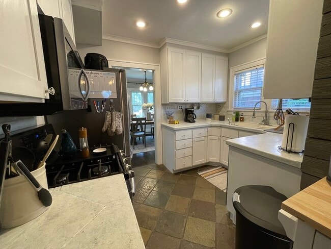 Building Photo - Large bright and clean Brookside home
