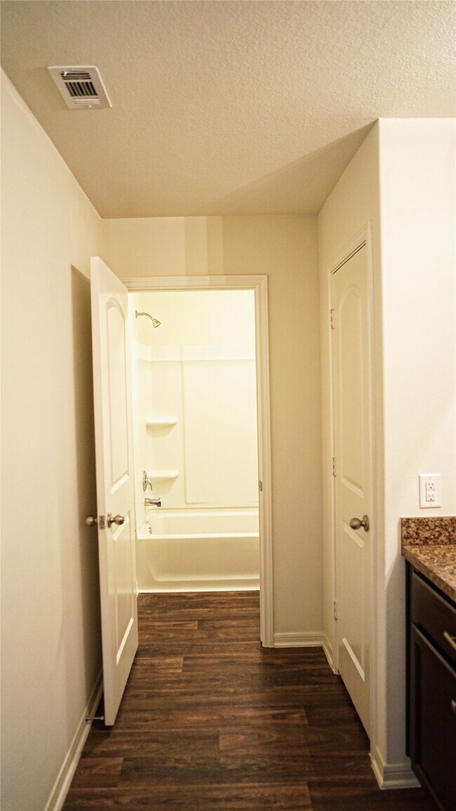 Building Photo - 10510 Pine Landing Dr