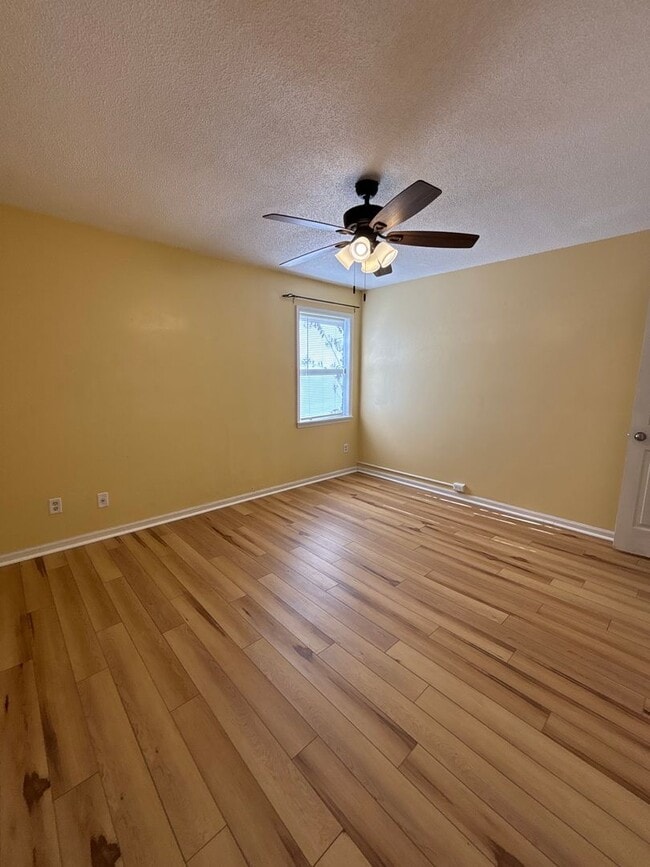 Building Photo - FOR RENT