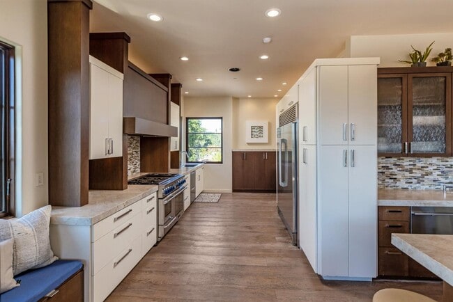 Building Photo - 465 W Maple Way