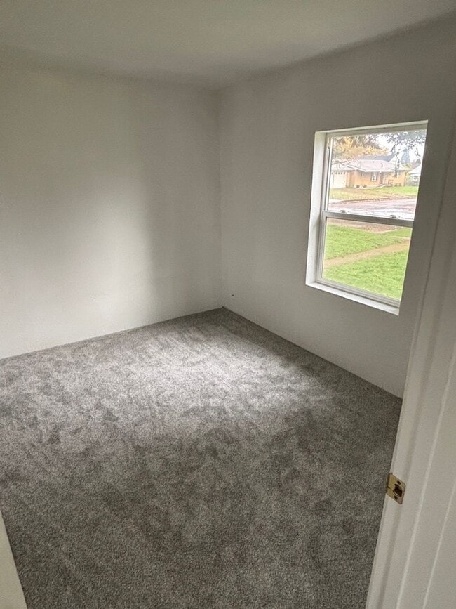 Building Photo - Half off first month's rent! Cute 2-bdrm/1-bath St. Johns duplex. Garage, new paint/carpet/fridge