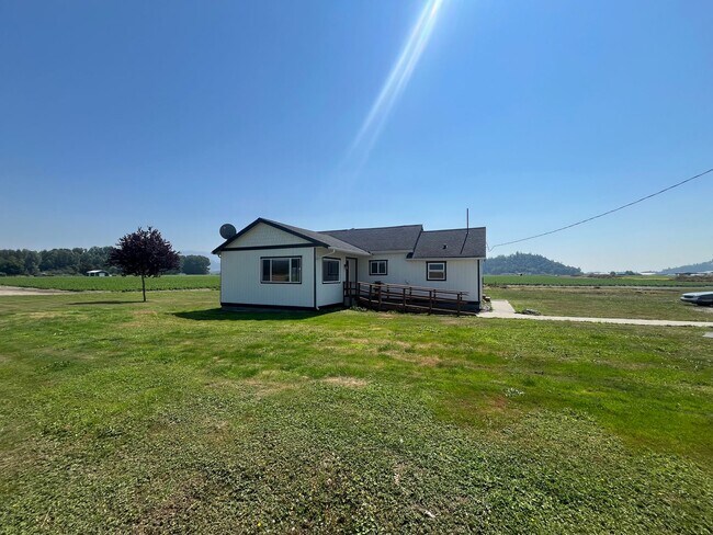 Building Photo - Large 2 bed 1 bath house in the country