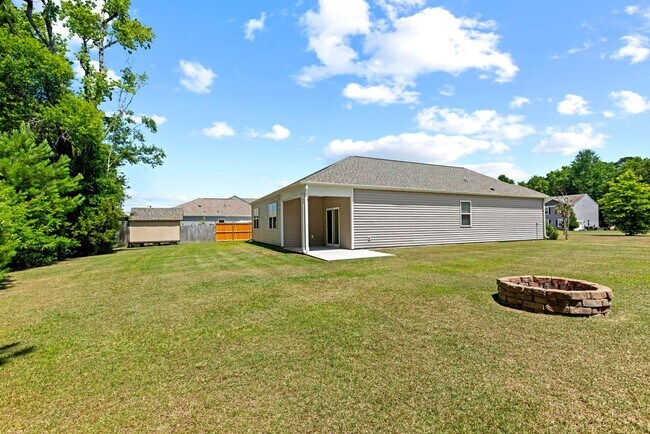 Building Photo - Holly Ridge Ranch Home available now!