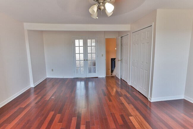 Building Photo - Charming 3 Bedroom on 2nd St