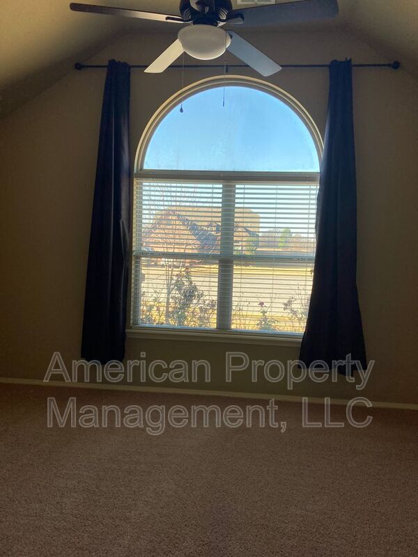 Building Photo - 15609 S Broadway St