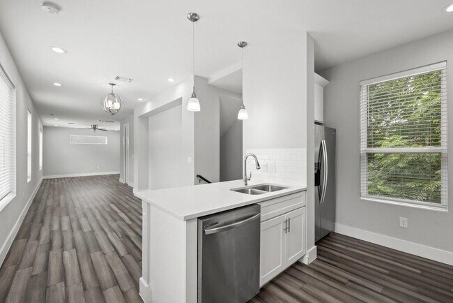 Building Photo - 6109 Cherrylawn Cir