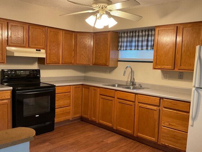 Building Photo - 634 Wiltshire Blvd