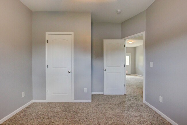 Building Photo - Sweet Splitlevel with Awesome Basement Area