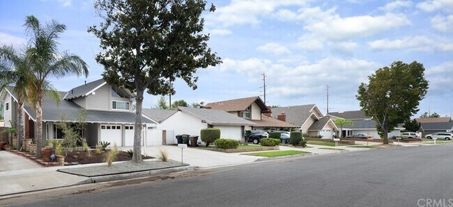 Building Photo - Impeccable 4BR 2.5BA Home with Pool, Near ...