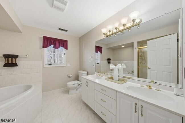 Building Photo - 11 Rosewood Ln