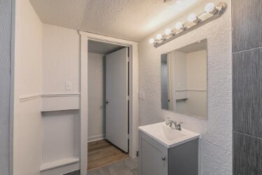 Building Photo - "Charming 2-Bedroom Retreat with Huge Yard...