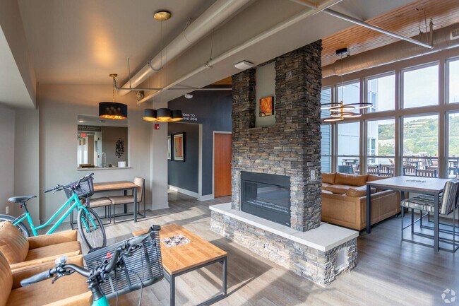 Building Photo - 256 Manhattan Blvd