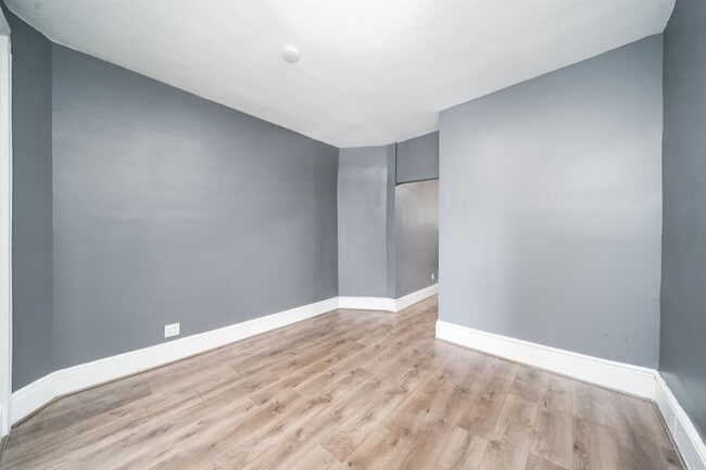 Building Photo - 122 Mallory Ave