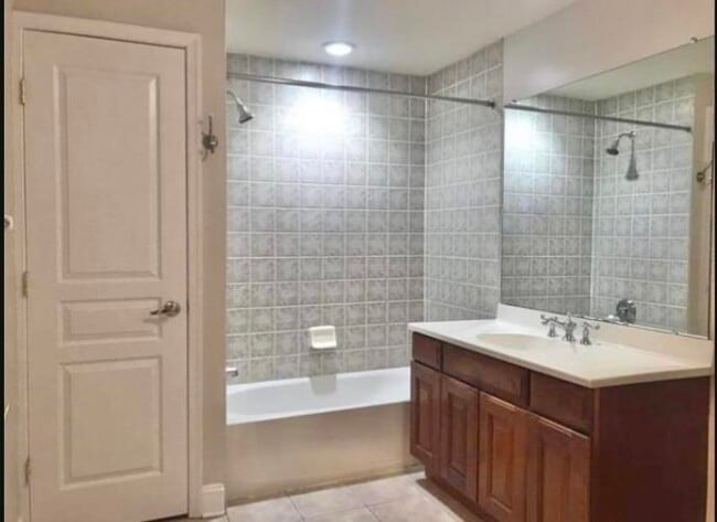 Building Photo - 727 Monroe St