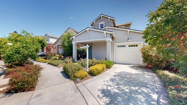 Building Photo - Beautiful 3 bedroom 2.5 bath home with 2 c...