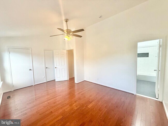 Building Photo - 8594 Enochs Dr