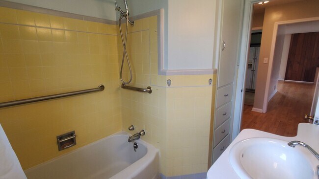 Building Photo - Spacious 2 Bd Main Level Duplex