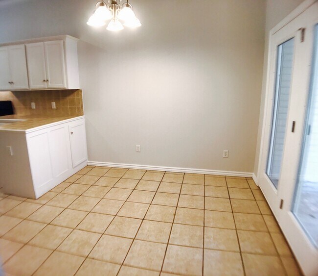 Building Photo - Large 4BD 3BA home located in a great Norm...