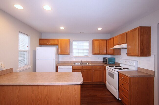 Building Photo - Great End Unit Townhome - FIRST MONTH'S RE...