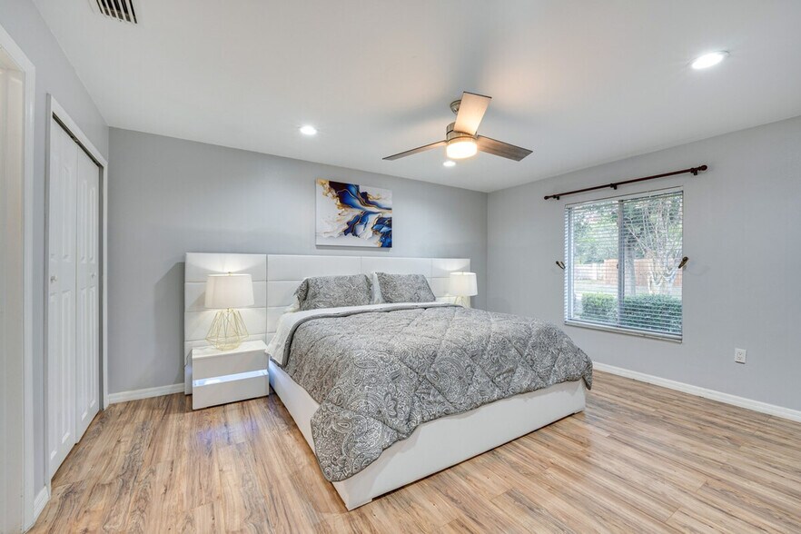 Building Photo - 8644 Sandberry Blvd