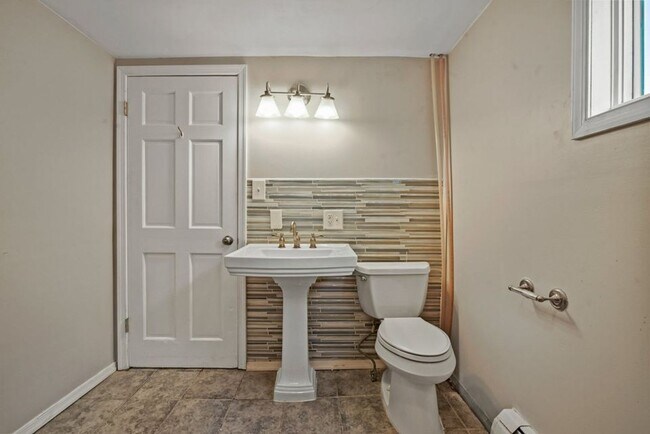 Building Photo - Newly Renovated 4-Bedroom House with Moder...