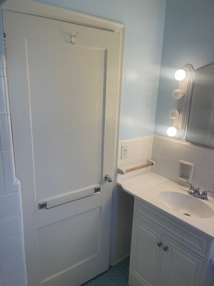 bathroom - 29 Pleasant Ridge Ave