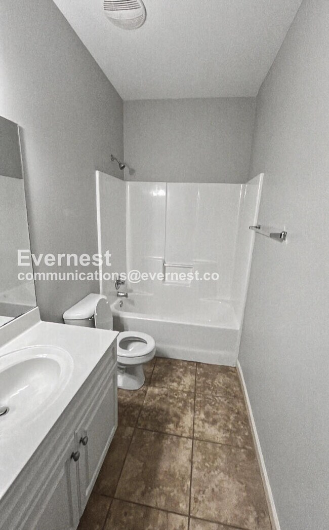 Building Photo - 3 Bed/2 Bath Home with Garage / Pet-Friendly / Available Now!