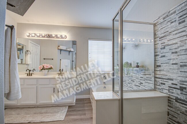 Building Photo - 17526 W Coyote Trail Dr