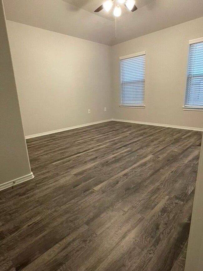 Building Photo - **Valentine's Day Special!** Four Bedroom ...