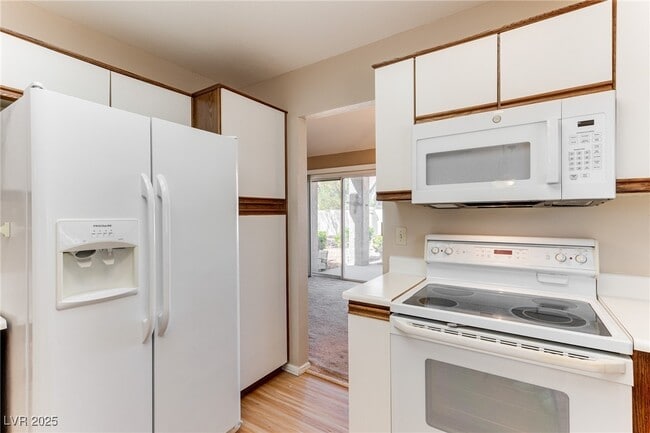 Building Photo - 8632 Desert Holly Dr