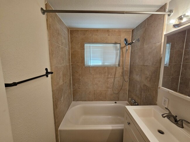 Building Photo - Franklin Triplex - Golden Dev