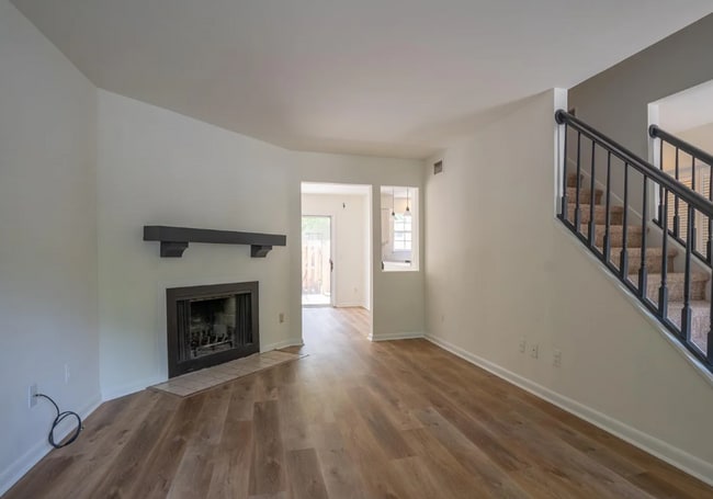 Building Photo - Extremely Spacious Townhome by South Park
