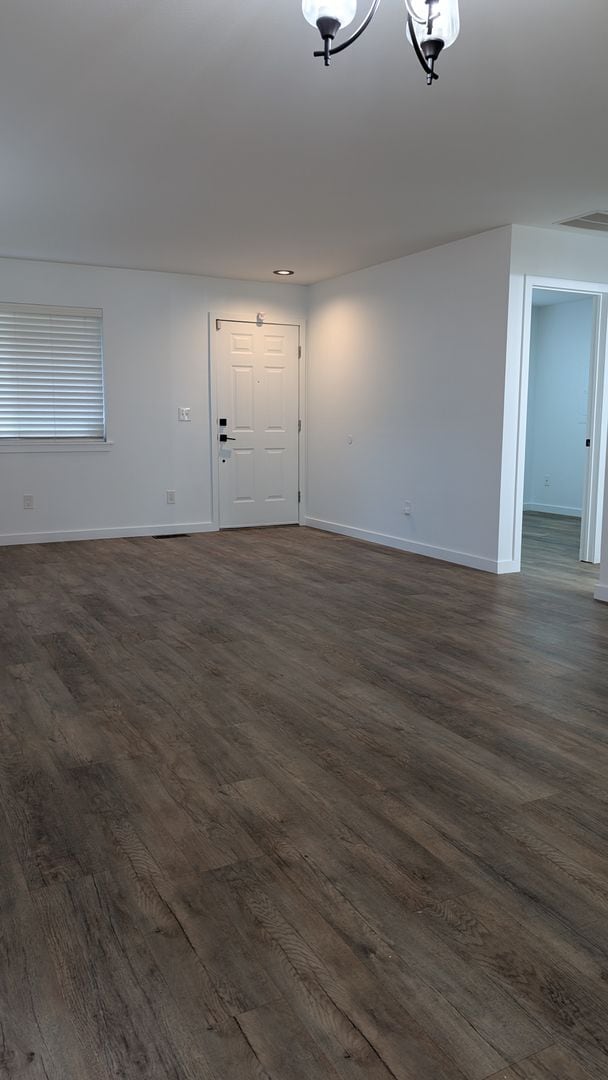 Building Photo - 3 Bedroom Charmer