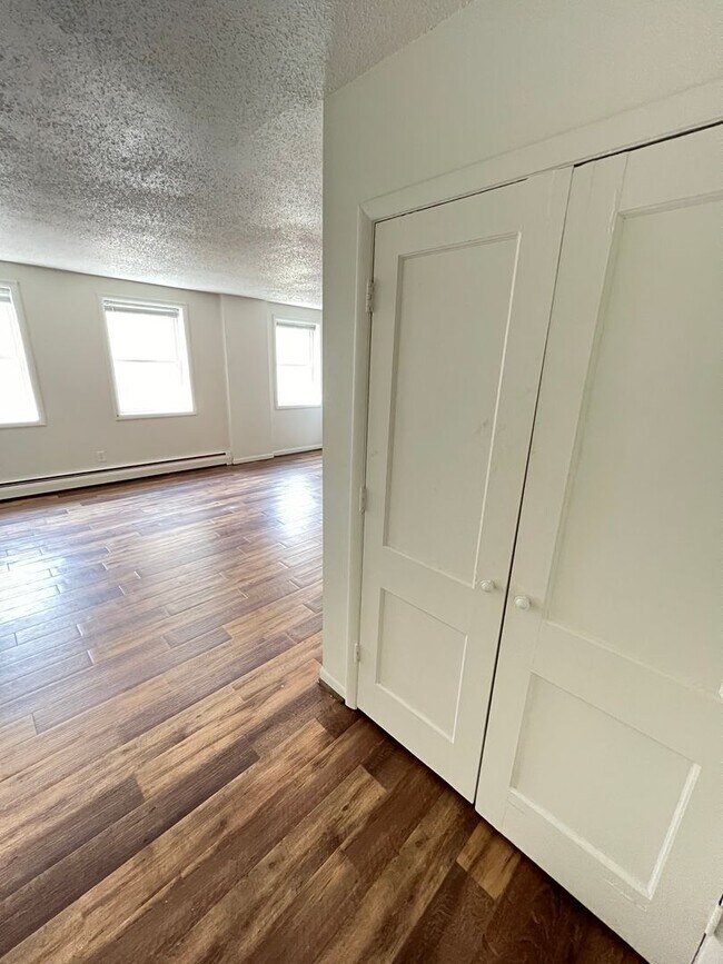 Building Photo - Spacious 1 Bedroom Apartment! COMING SOON! - Avaliable August 1st