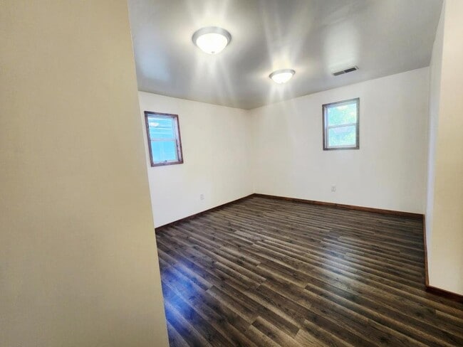 Building Photo - 1421 E 35th Ct