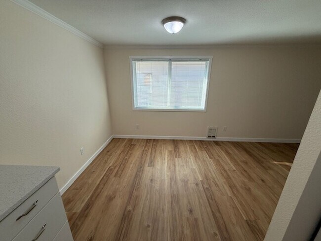 Building Photo - Alfi 3325 4-plex - Everett