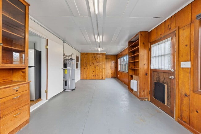Building Photo - Charming Remodeled Duplex: Pet Friendly!