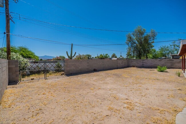 Building Photo - 3 bed/2bath home with large backyard.