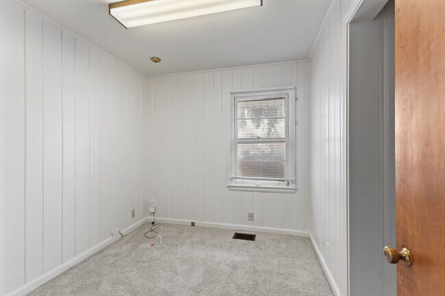 Building Photo - 3016 N Arlington Ave