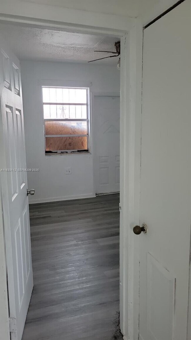 Building Photo - 1406 NW 2nd Ave