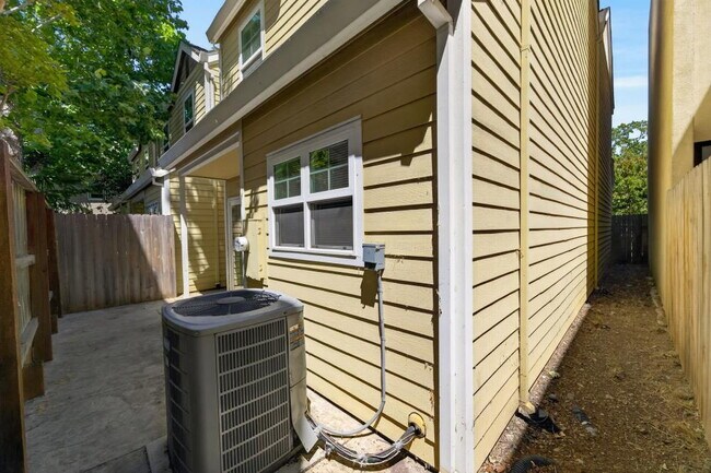 Building Photo - Charming 3-Bed Home in Sacramento with 2.5 Baths