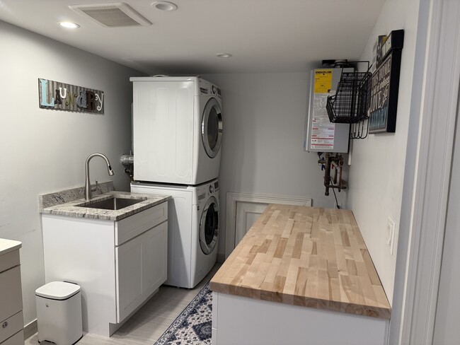 Building Photo - 1316 W 59th St