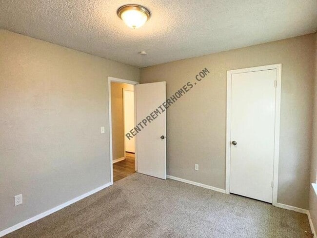 Building Photo - 8741 Hillridge Dr