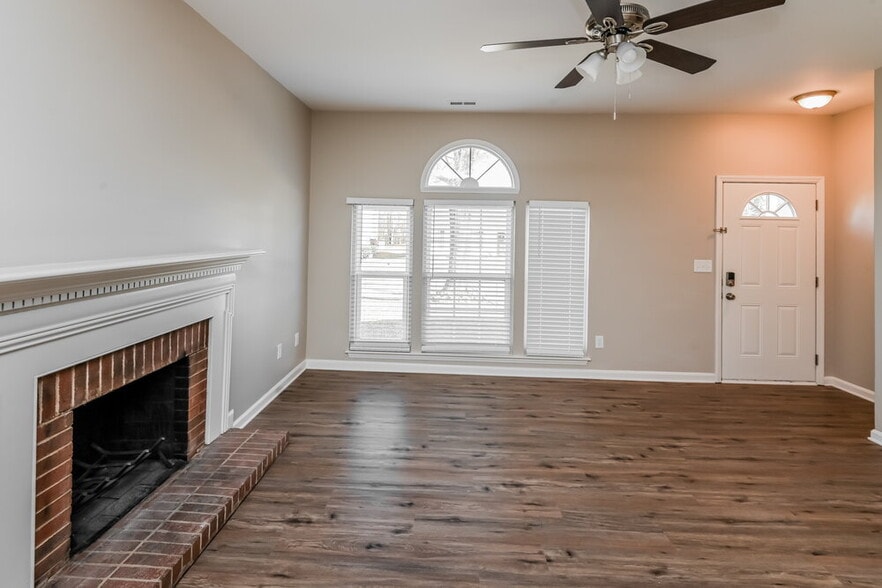 Building Photo - 2117 David Earl Dr