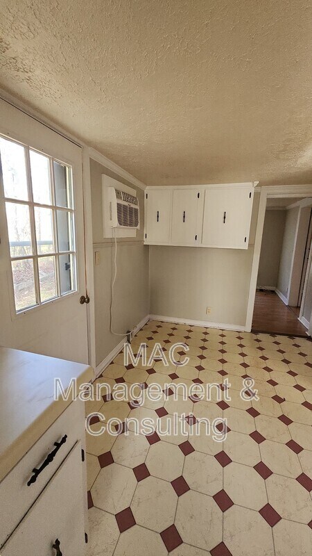 Building Photo - 311 S Mark Twain St