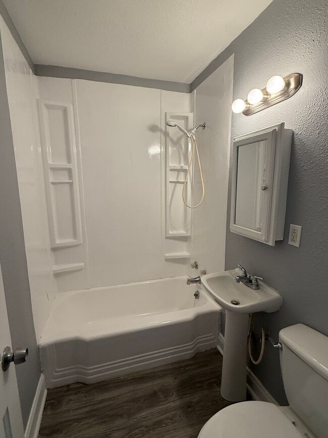 Building Photo - Freshly updated 3/1 Rental home