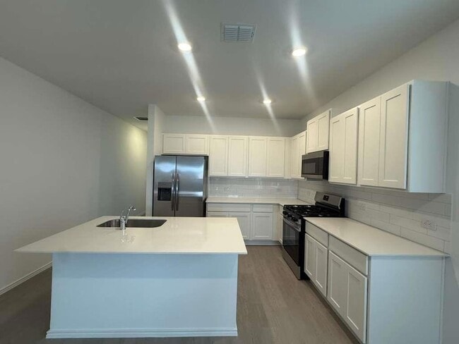 Building Photo - 561 Sormonne Lp