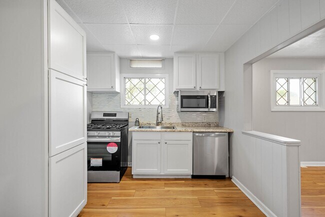 Building Photo - Beautiful 1 bedroom home with BONUS room in Natrona Heights available April 1!