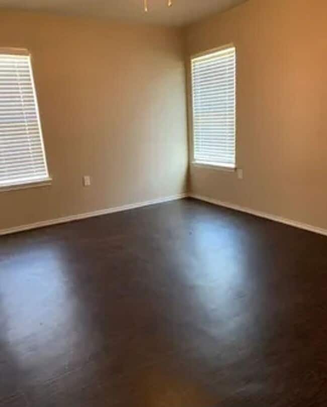 Building Photo - Beautiful 3/2/1 Available May 2026