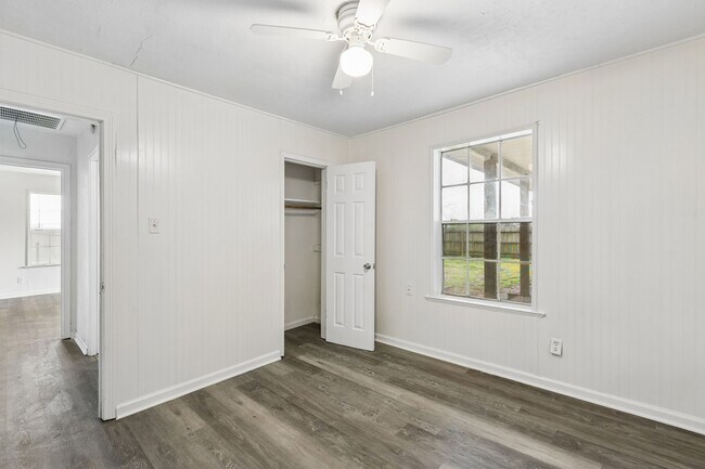 Building Photo - 2326 28th Ave N